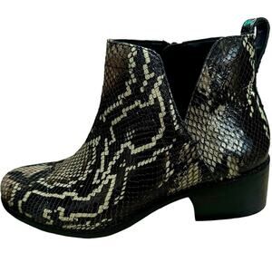 Vionic Clara Boa reptile crocodile leather print booties ankle boots size 7